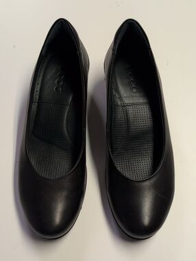 Ecco Black Leather Rounded Toe Slip-On Heels